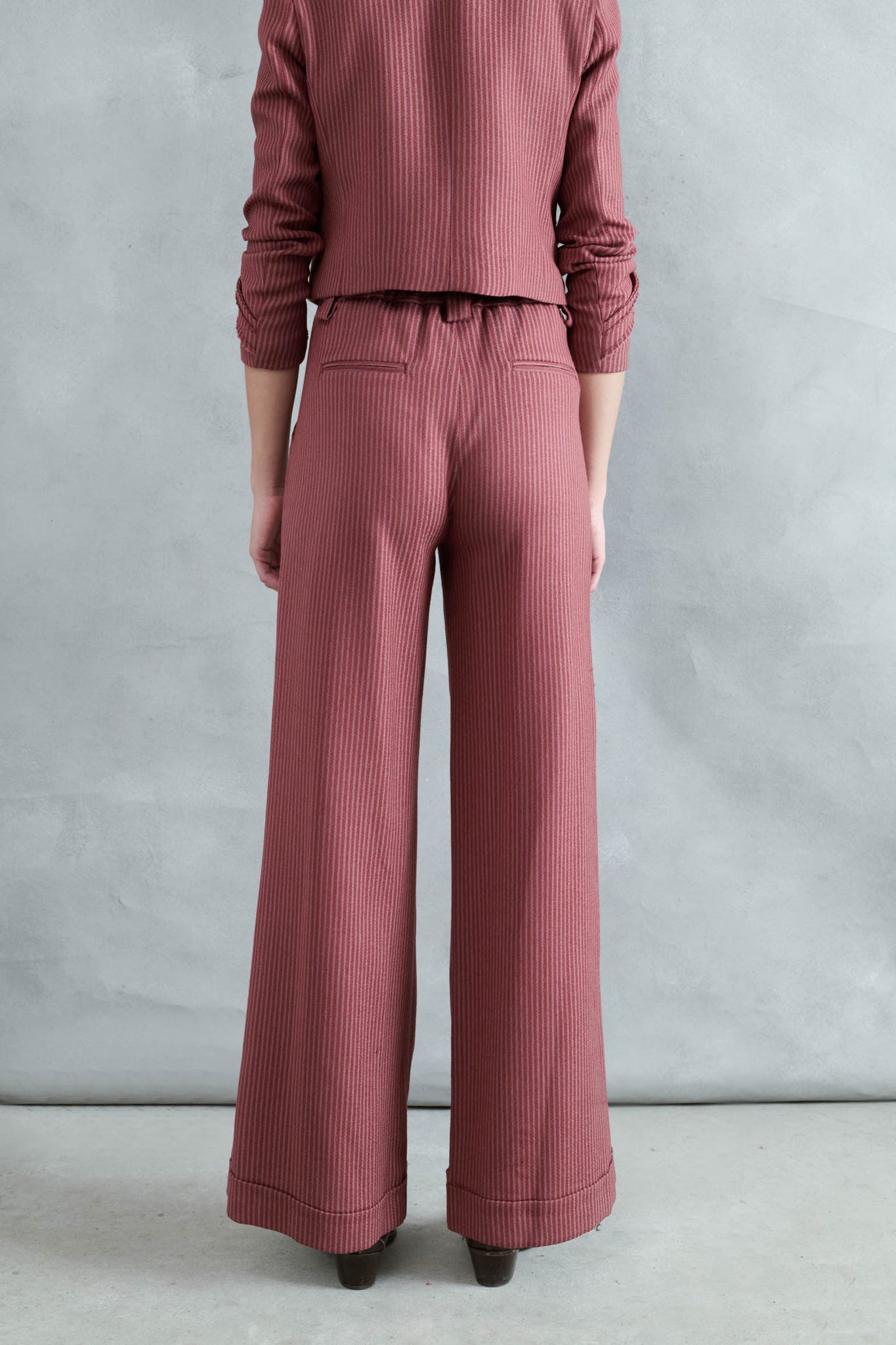 PANTALÓN BACHE RAYAS FINAS GUINDA