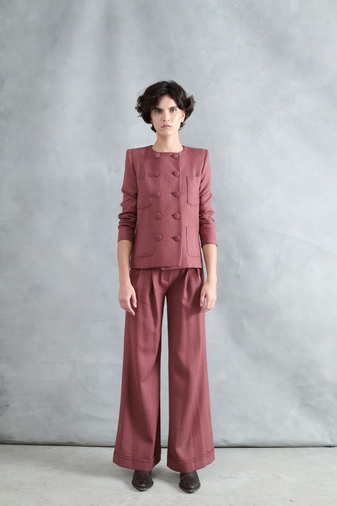 CHAQUETA MANTO RAYAS FINAS GUINDA