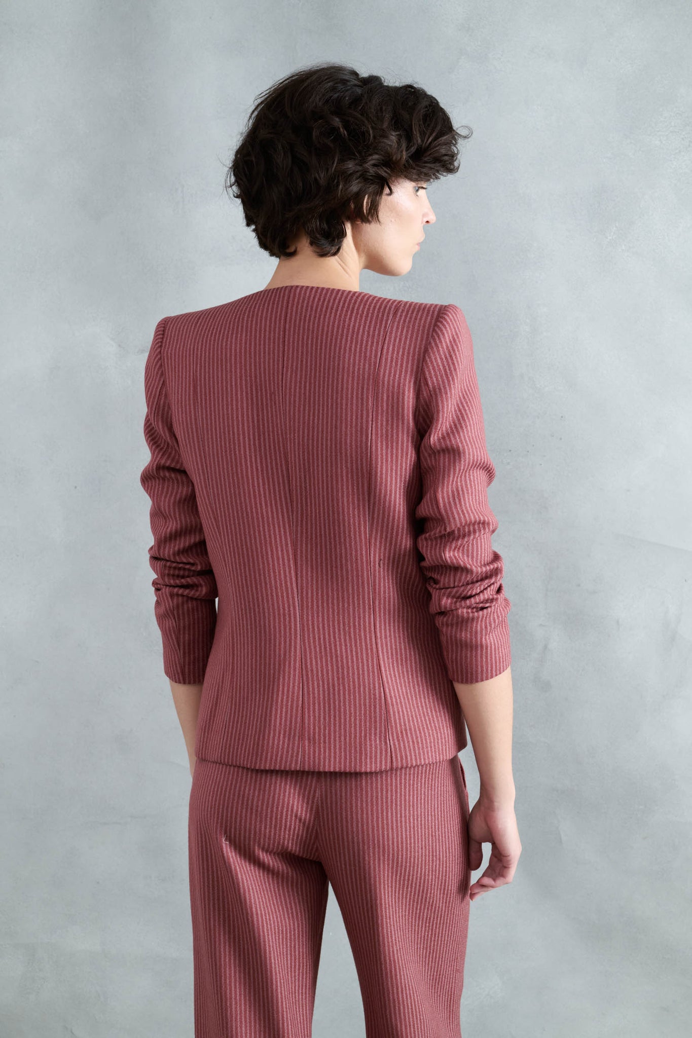 CHAQUETA MANTO RAYAS FINAS GUINDA