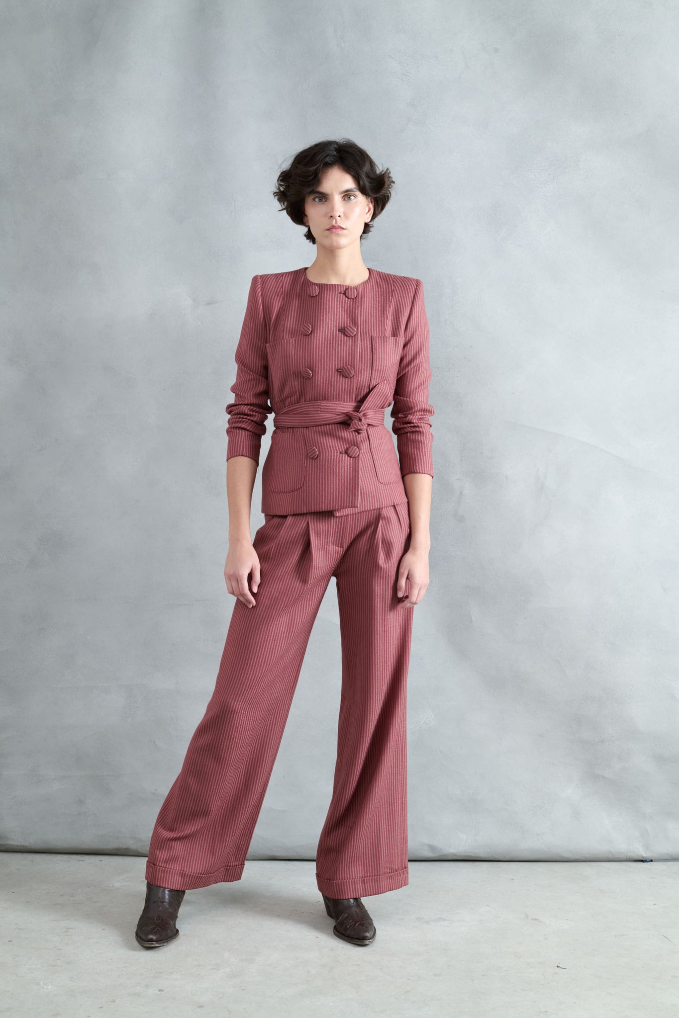 CHAQUETA MANTO RAYAS FINAS GUINDA