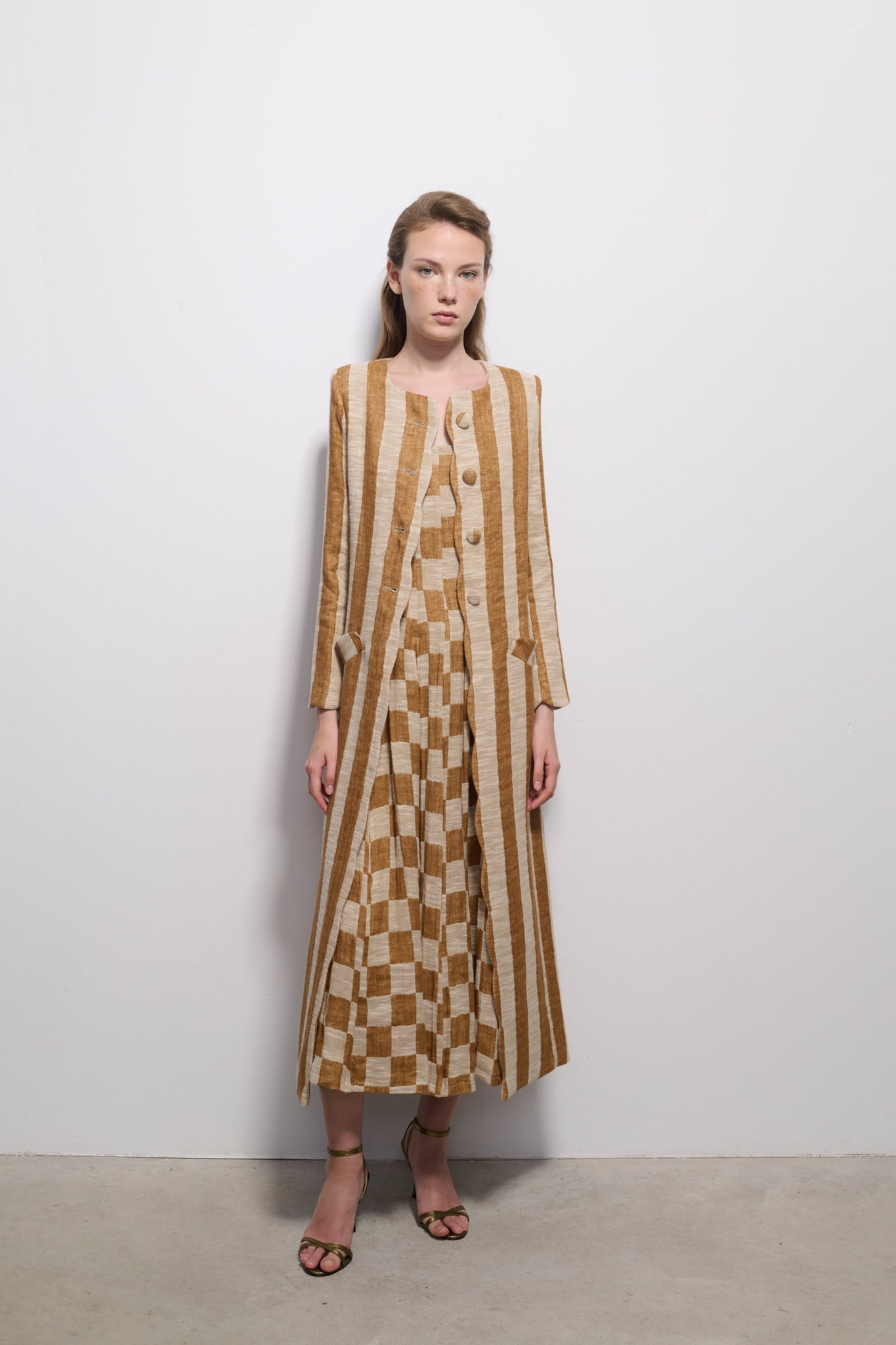 VESTIDO ALA CUADRO AVELLANA