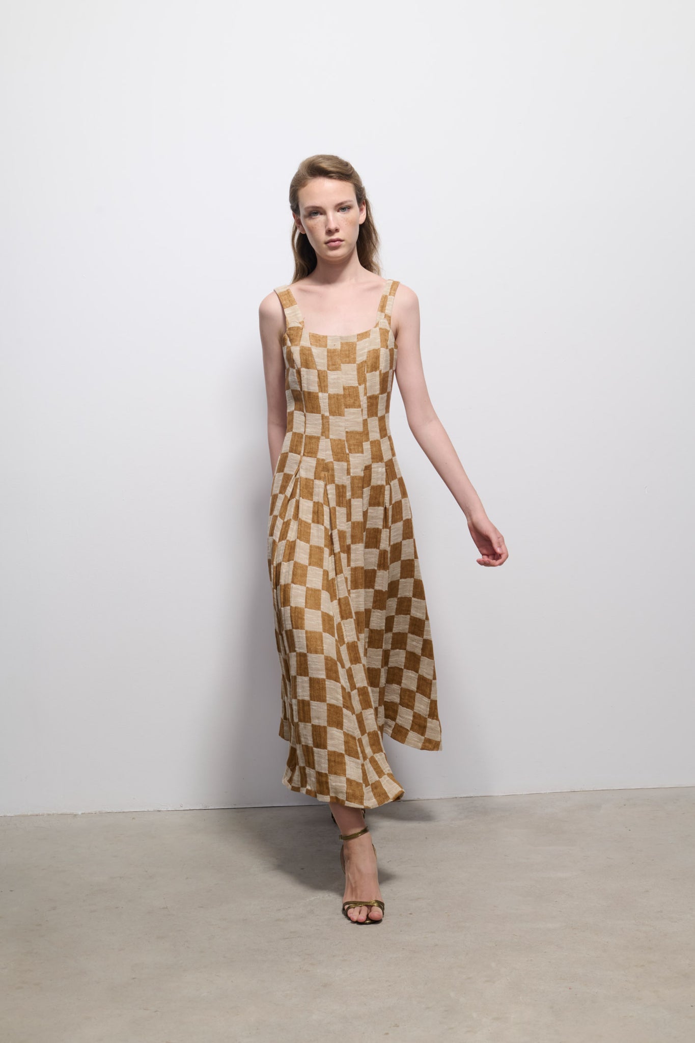 VESTIDO ALA CUADRO AVELLANA