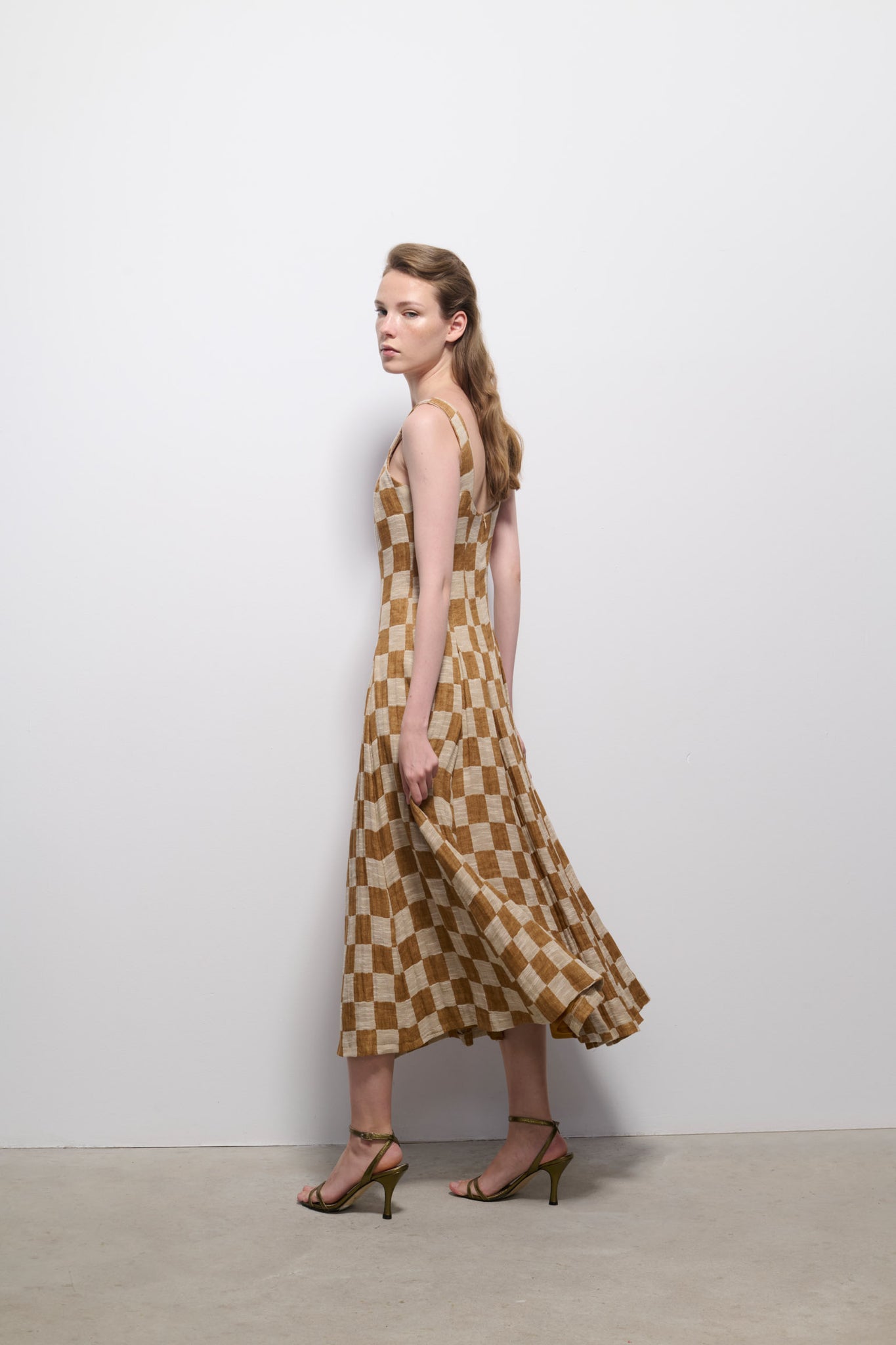 VESTIDO ALA CUADRO AVELLANA