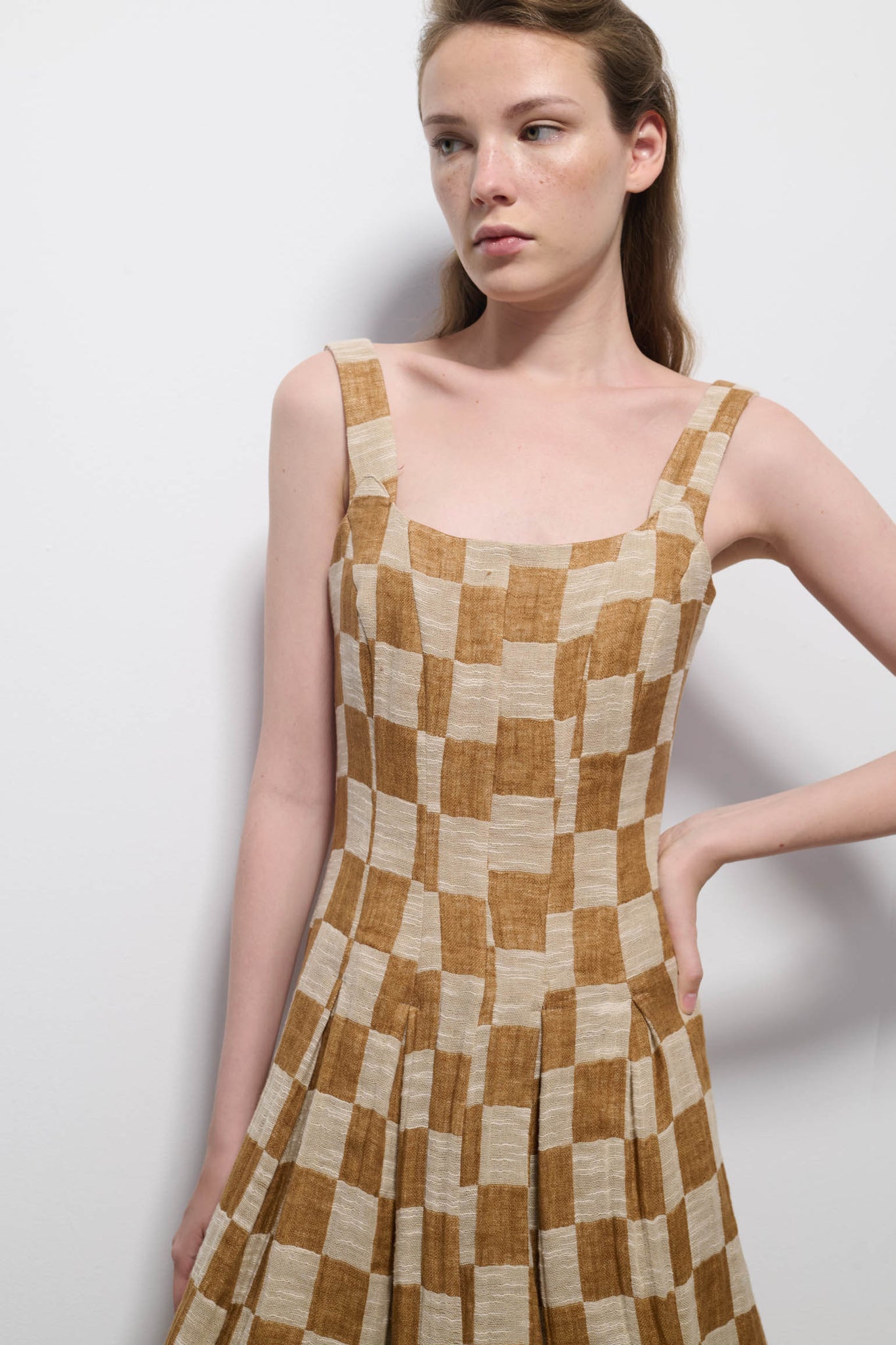 VESTIDO ALA CUADRO AVELLANA