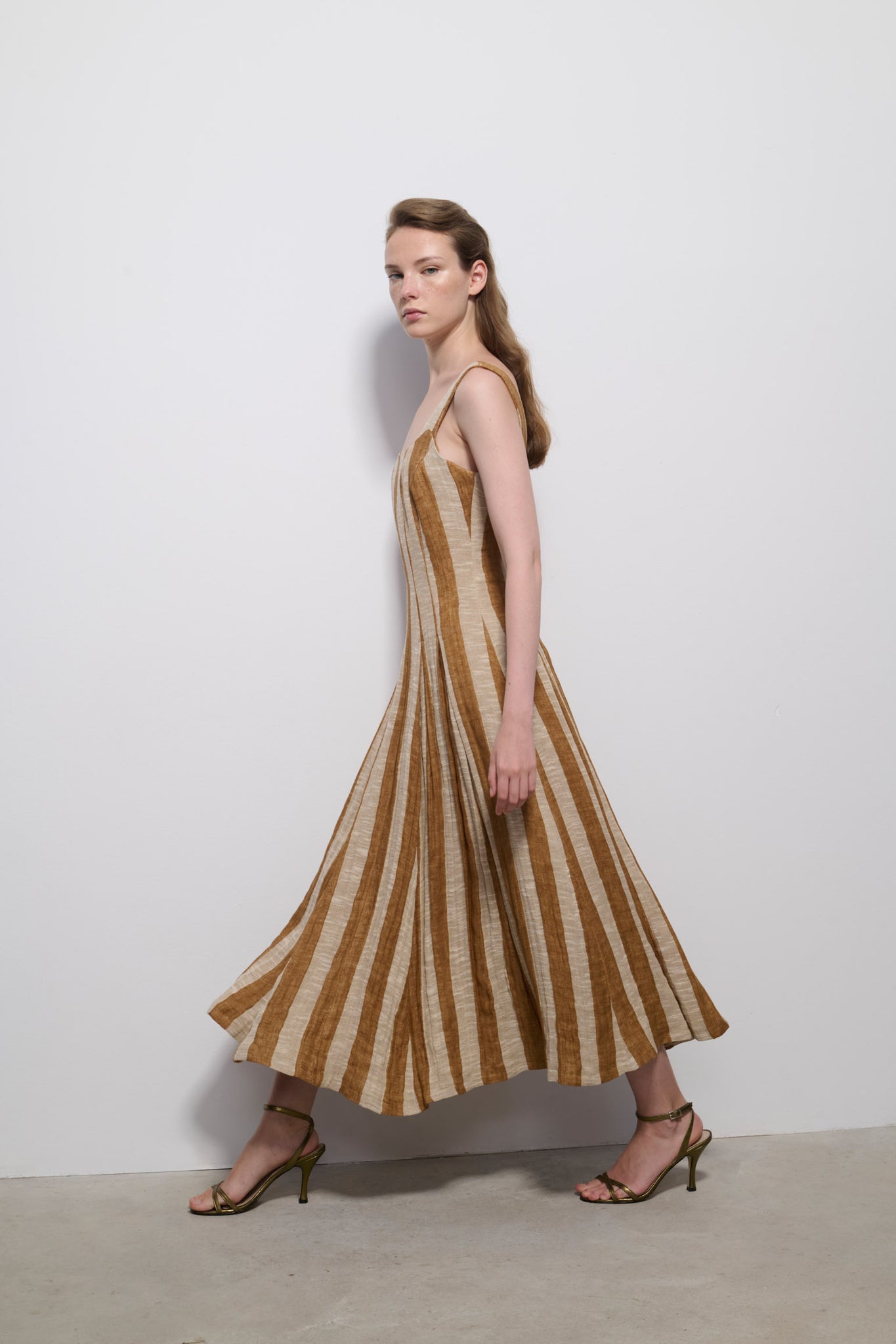 VESTIDO ALA RAYA AVELLANA