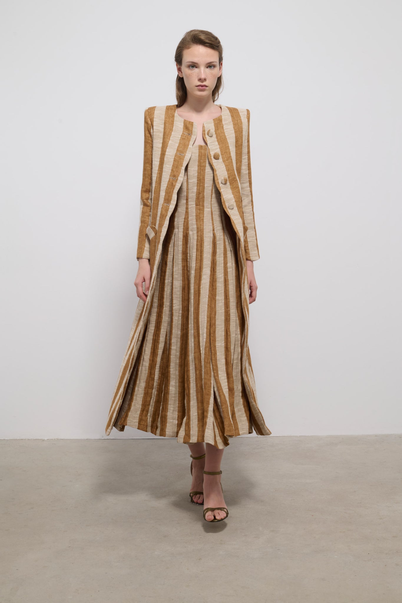 VESTIDO ALA RAYA AVELLANA