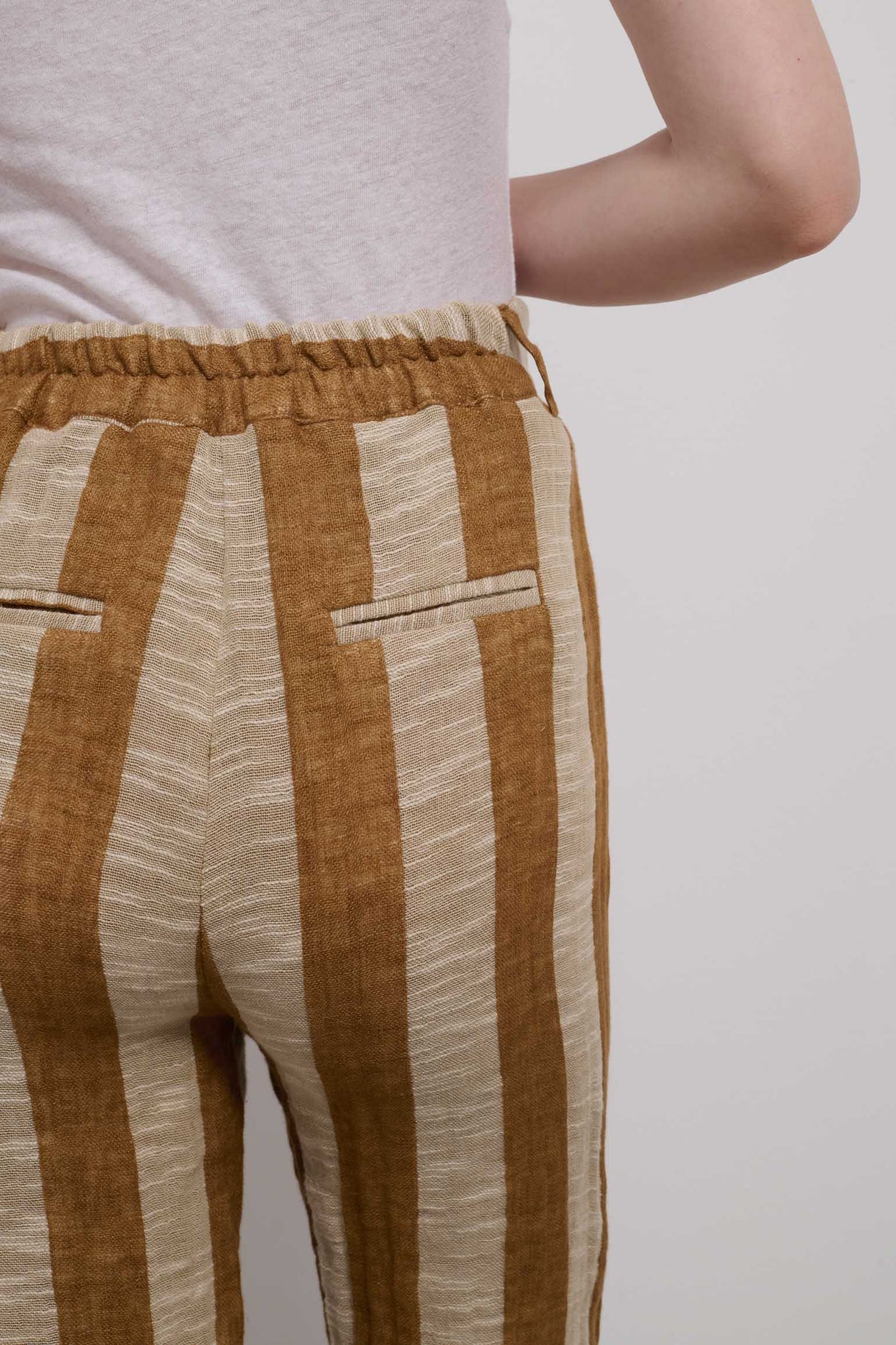 PANTALÓN VIENTO RAYA AVELLANA