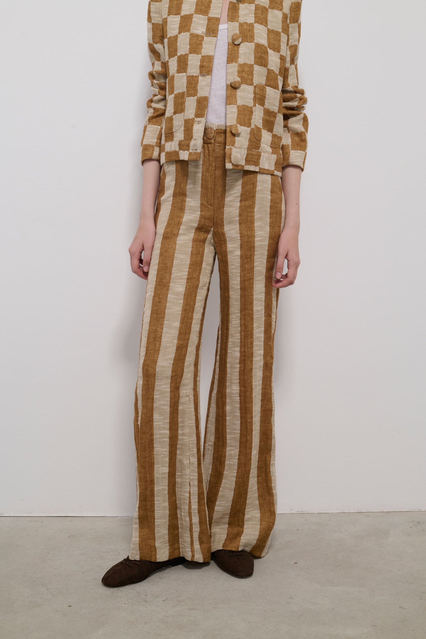 PANTALÓN VIENTO RAYA AVELLANA