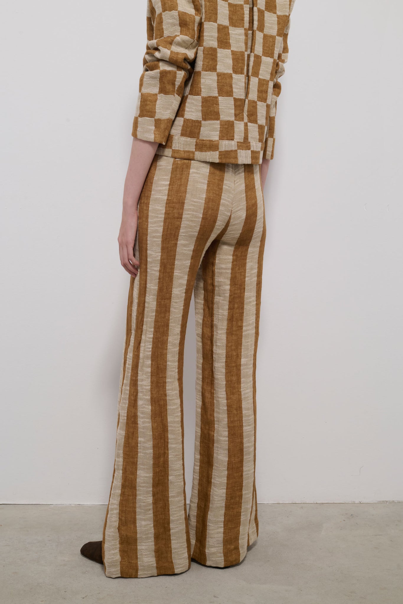 PANTALÓN VIENTO RAYA AVELLANA