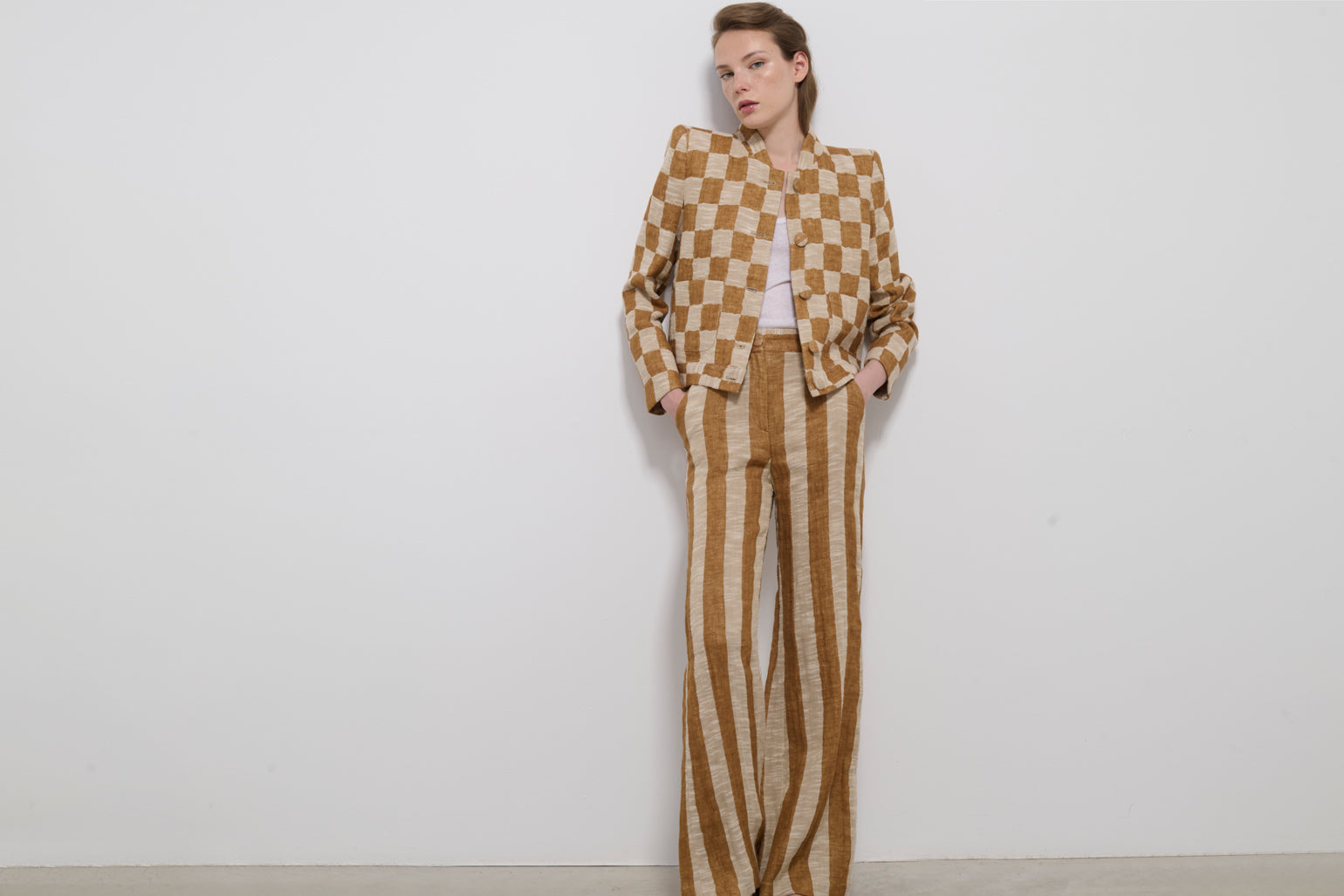 PANTALÓN VIENTO RAYA AVELLANA