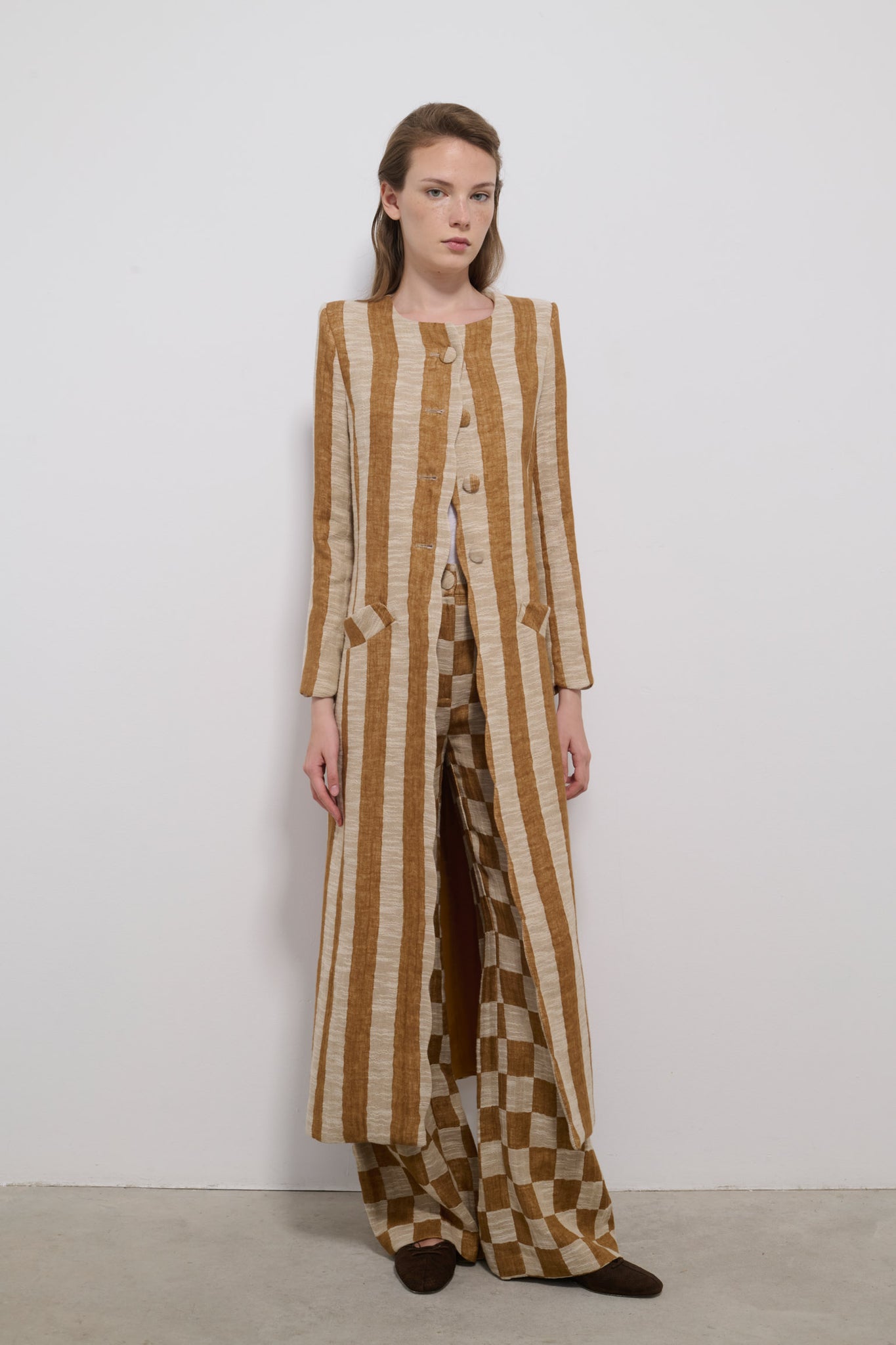 PANTALÓN VIENTO CUADRO AVELLANA