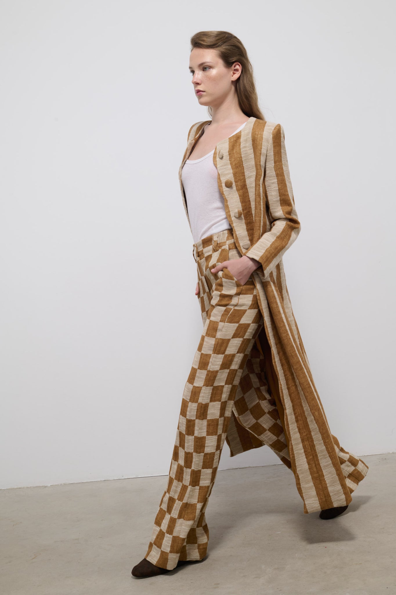 PANTALÓN VIENTO CUADRO AVELLANA